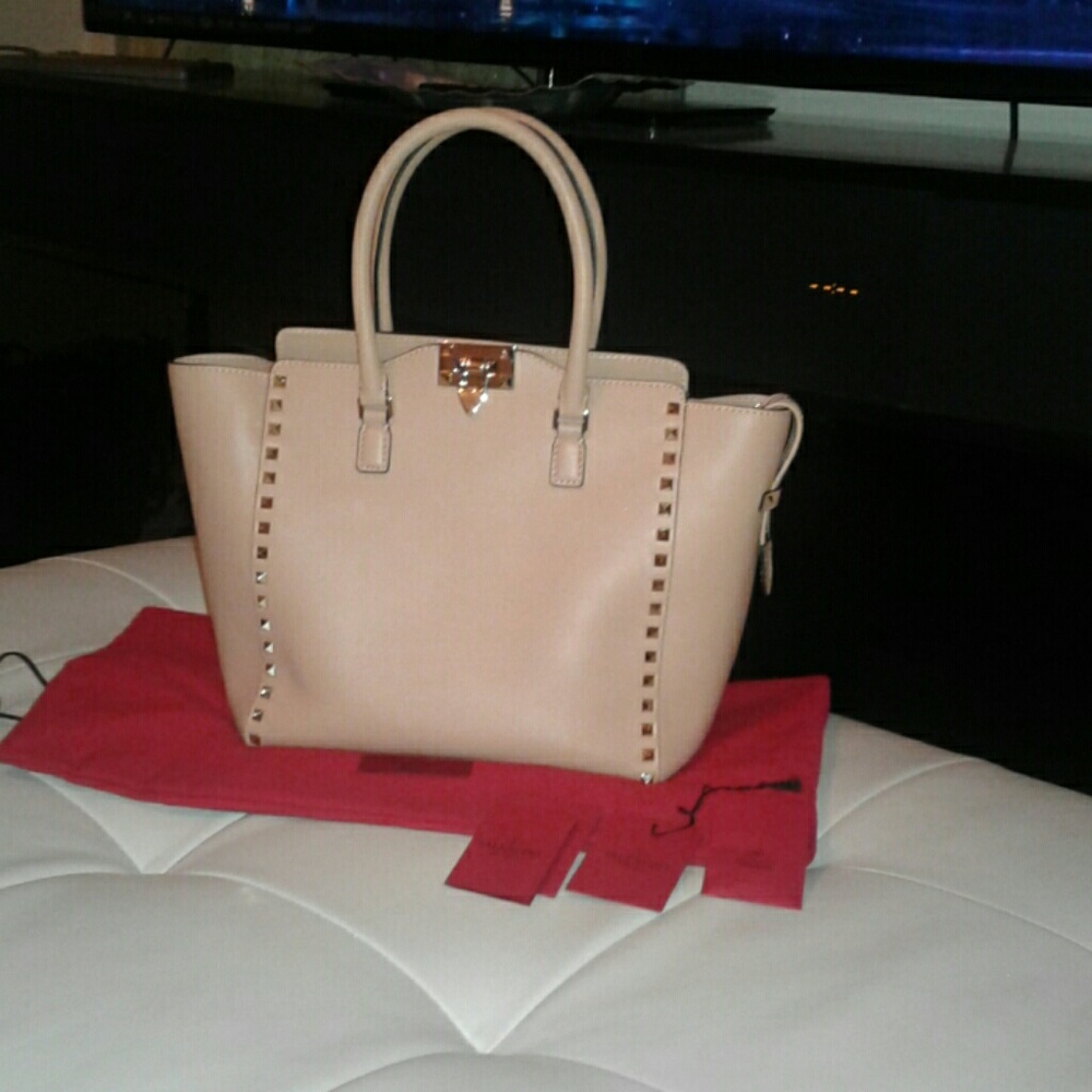 VALENTINO GARAVANI VITELLO ROCK STUD double handle Tote. Blush